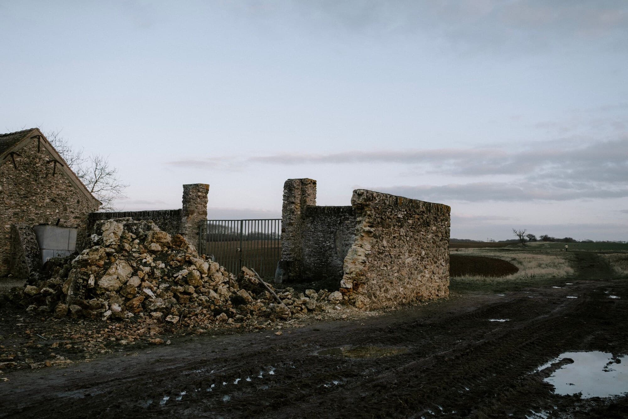 Ancien mur en pierres effondré, gravats au pied, avant les travaux